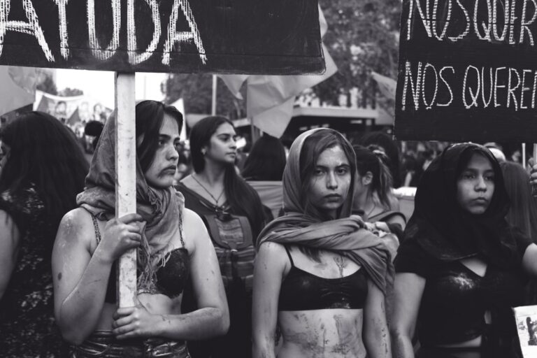 Mulheres marchando em protesto — direitos das mulheres no Afeganistão sob o Talibã
