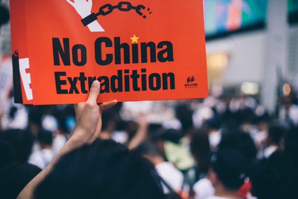 Protestante segurando cartaz contra extradição China