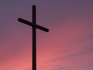 Cruz de madeira ao pôr do sol em memória de cristãos martyrizados no Congo