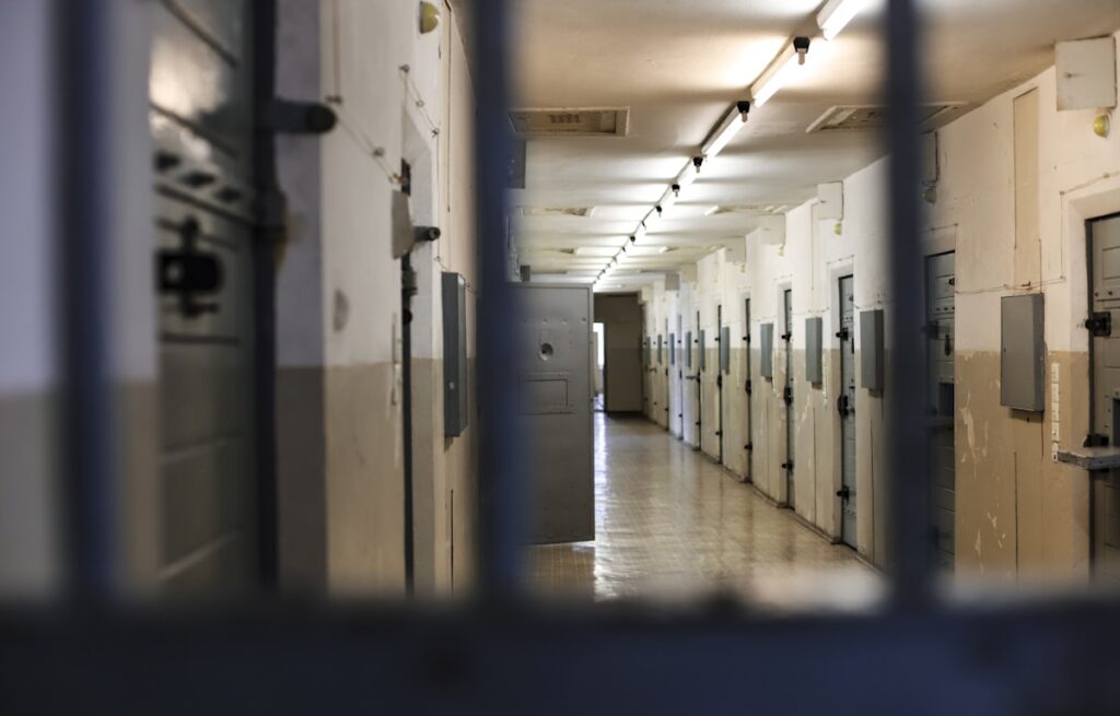 Corredor vazio representando os campos de trabalho forçado onde cristãos norte-coreanos estão encarcerados
