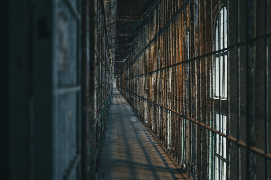 Corredor de prisão com celas — cristãos presos por sua fé no Iêmen