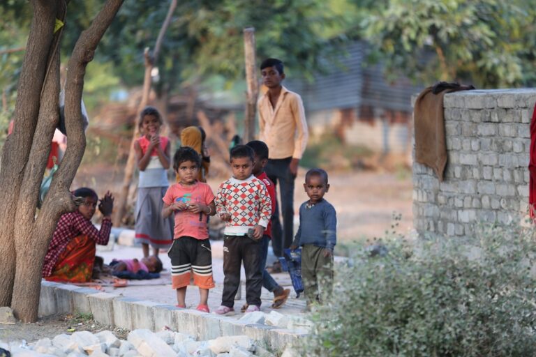 Crianças em ambiente rural da Índia, representando comunidades cristãs vulneráveis em Punjab