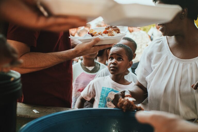 Pessoas recebendo alimentos em distribuição humanitária no Sudão do Sul